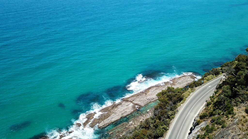 Die Great Ocean Road von oben - Drohnenfoto der Straße und dem Meer