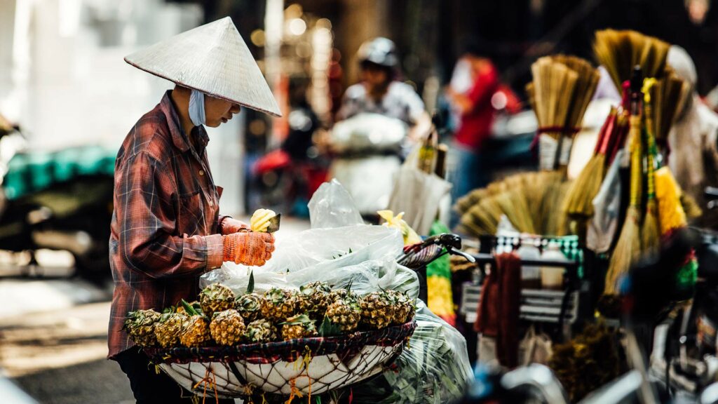Obstverkäufer auf einem Markt in Vietnam