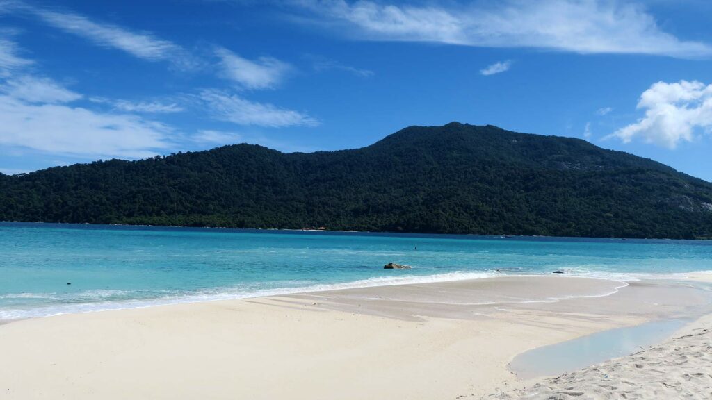 Skewed horizon at a beach scene in Thailand