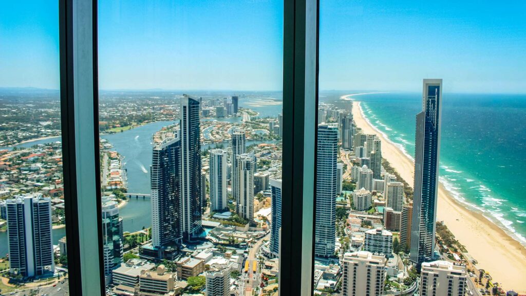 Traumhafte Aussicht auf Gold Coast und das Meer vom SkyPoint Observation Deck in Australien