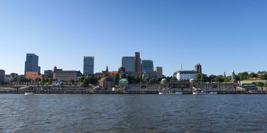 Aussicht auf die Landungsbrücken in St. Pauli von der anderen Elbseite