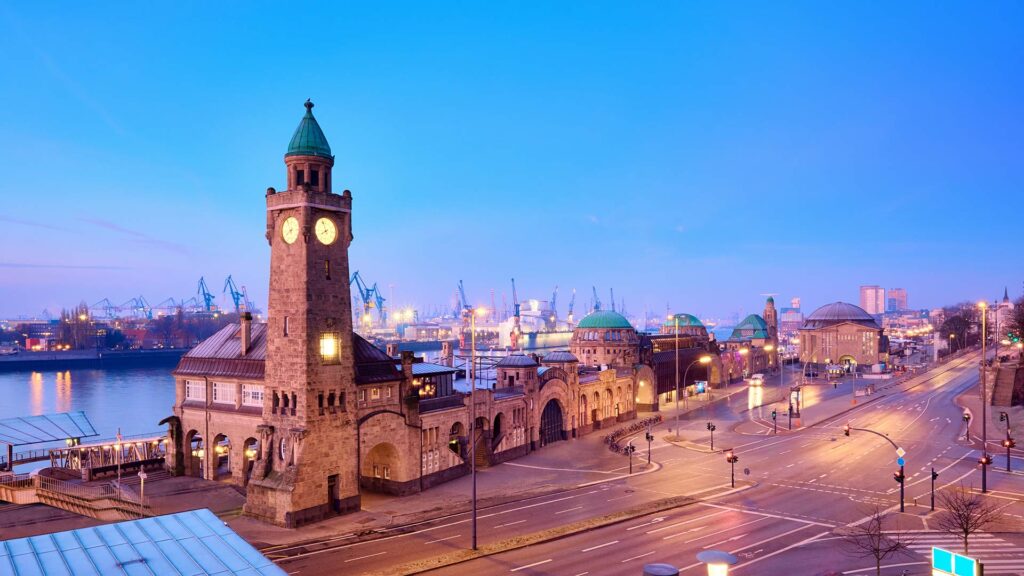 Aussicht auf die Landungsbrücken in Hamburg St. Pauli am frühen Morgen