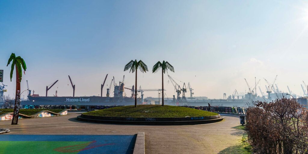 Aussicht auf die Elbe und die "Palmen aus Plastik" im Park Fiction, St. Pauli