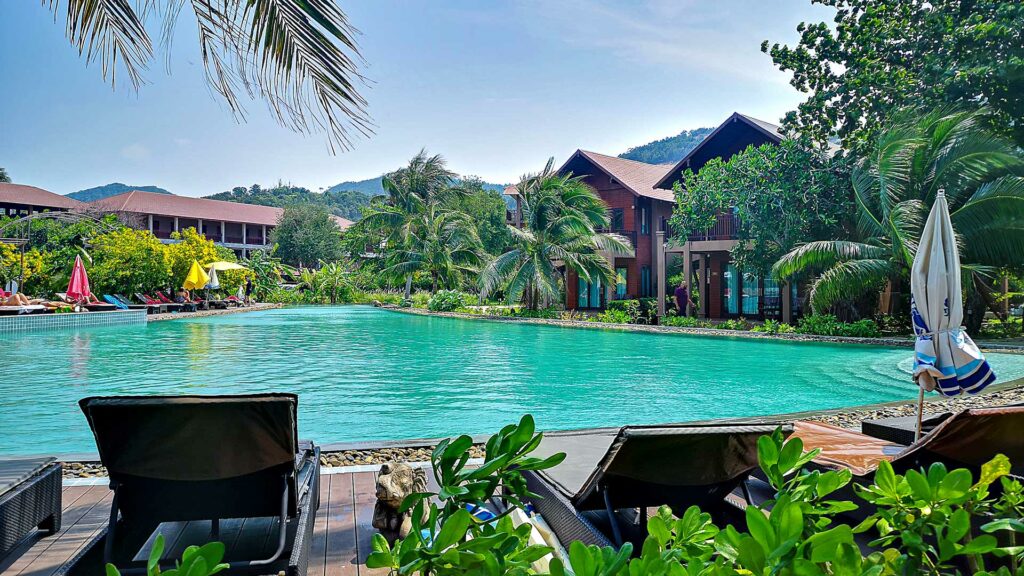 Der Swimmingpool des Koh Ma Beach Resort in Mae Haad, ein Koh Phangan Familien Hotel