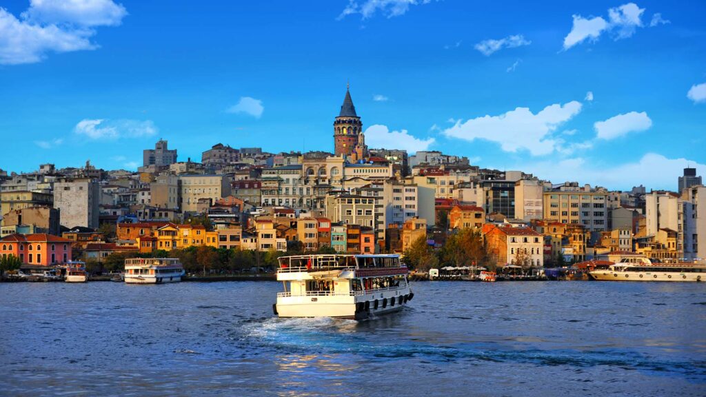 Eine der Top-Istanbul-Sehenswürdigkeiten: Aussicht auf den Galata Turm vom Bosporus aus