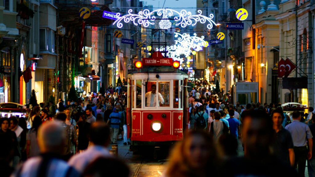 Buntes Treiben und historische Straßenbahn in der Istanbuler Istiklal Straße