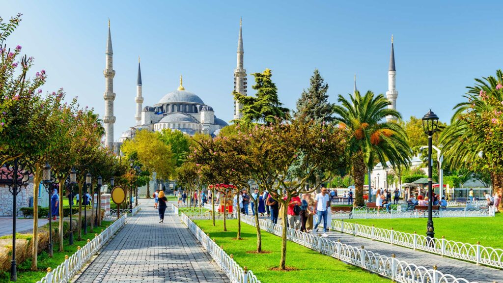 Der Sultanahmet Park in Istanbul mit der Sultan-Ahmed-Moschee im Hintergrund