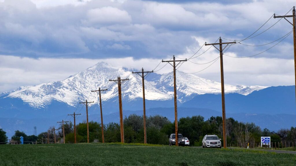 Straße in Colorado, USA mit den Bergen im Hintergrund