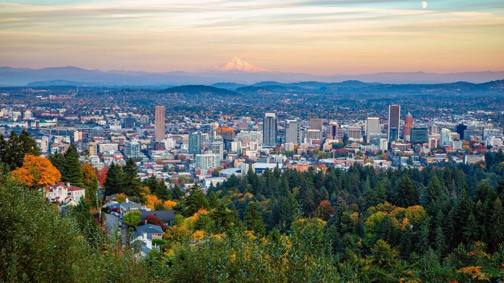 Aussicht auf Portland, Oregon und dem Mt. Hood im Hintergrund
