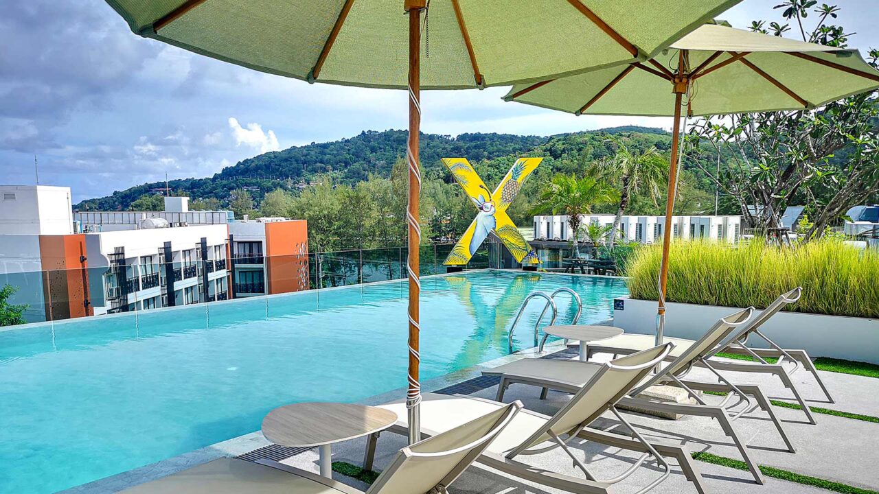 Der Swimmingpool des JonoX Phuket Karon Hotels