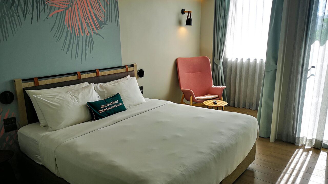Die schönen Zimmer im JonoX Phuket Karon Hotel
