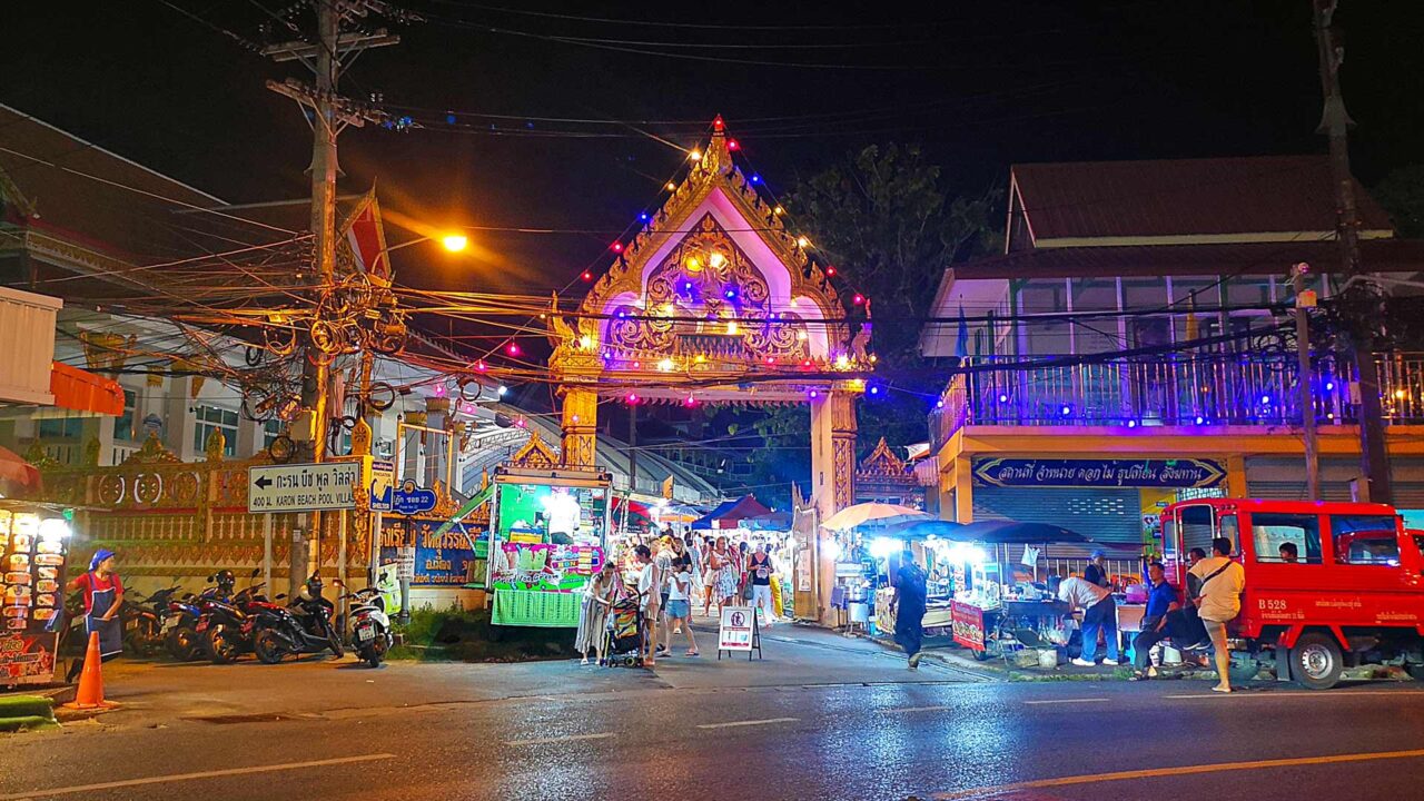 Der Karon Tempel Nachtmarkt, einer der Karon Tipps