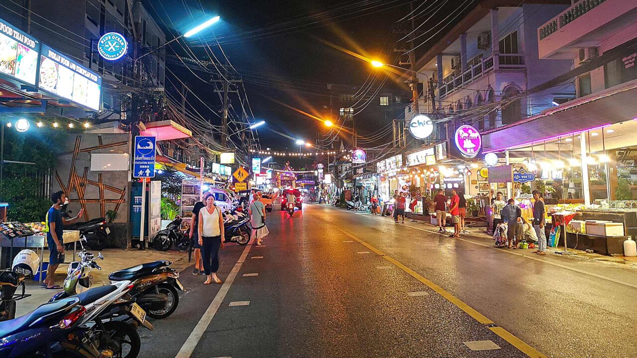 Die Patak Road mit vielen Restaurants und Bars am Abend in Karon, Phuket