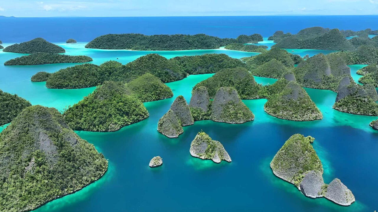 Ausblick über die Insel von Raja Ampat, schönste Orte in Indonesien
